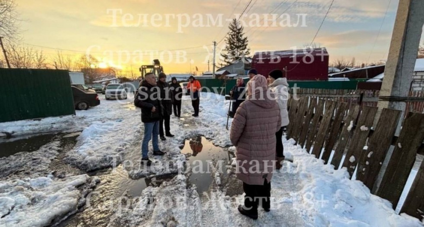 Жители саратовского поселка третий день страдают от прорыва водопровода