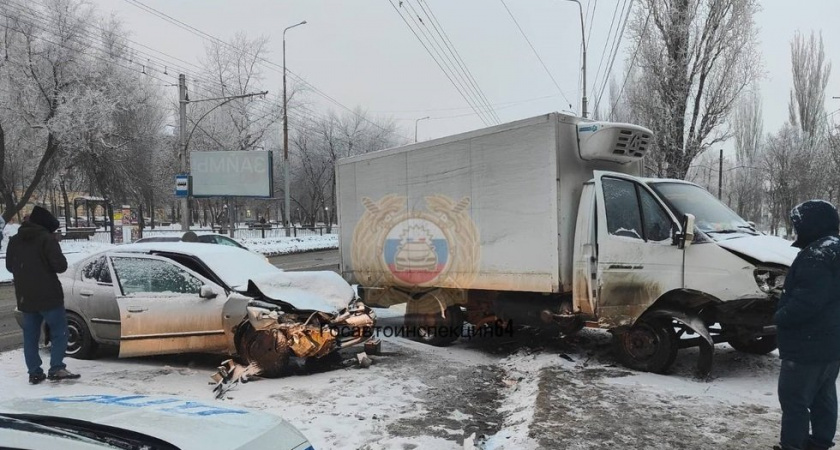 В Саратове при столкновении "Газели" и Nissan пострадала девушка