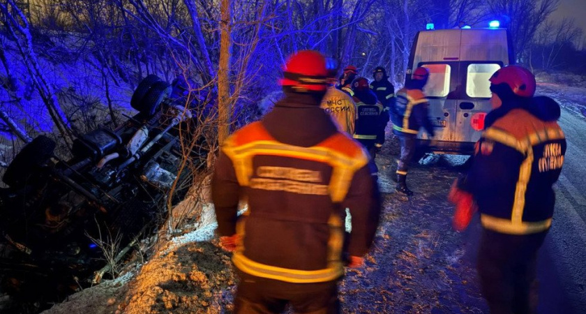 В Саратове КамАЗ опрокинулся в кювет, водитель в больнице