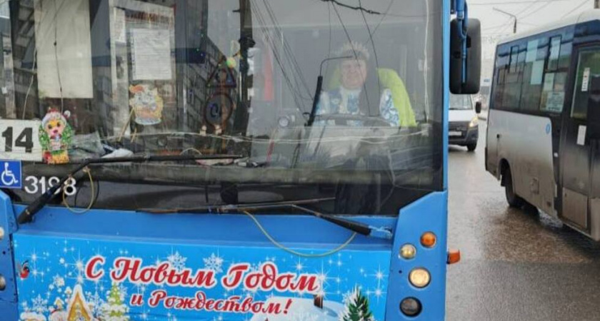 В Энгельсе запустили новогодний троллейбус с Дедом Морозом за рулем