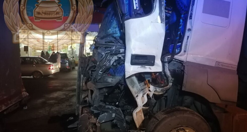 В Энгельсе столкнулись две фуры, пострадал один водитель