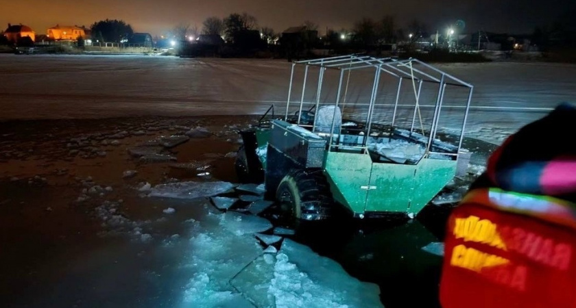 В Энгельсском районе спасли двух мужчин, провалившихся под лёд на вездеходе