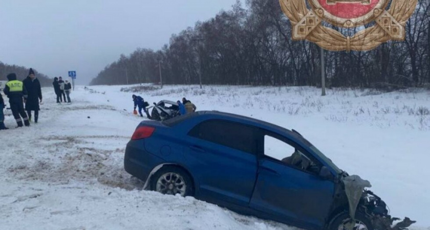 На трассе "Каспий" в ДТП погибла женщина, двое детей в больнице