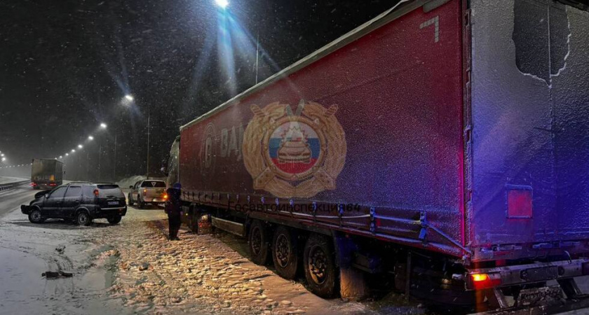 Легковушка врезалась в грузовик под Саратовом: двое пострадавших