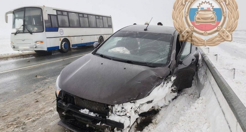 В Ершовском районе столкнулись KIA Rio и "Лада Веста", пострадал водитель