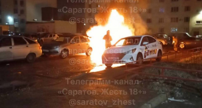 В Саратове ночью подожгли автомобиль