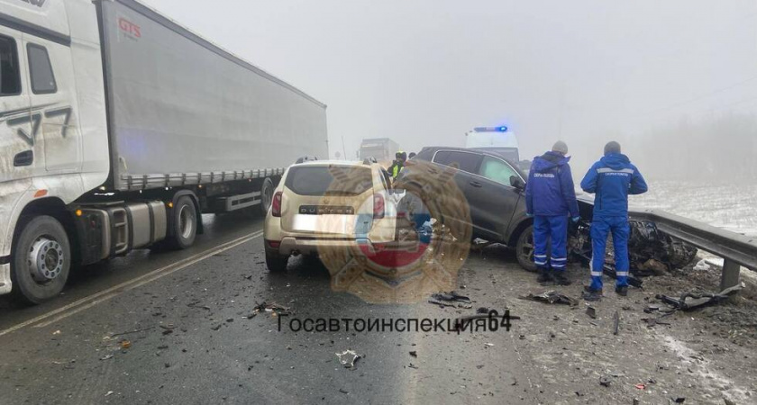 В ДТП с тремя машинами под Саратовом погиб водитель