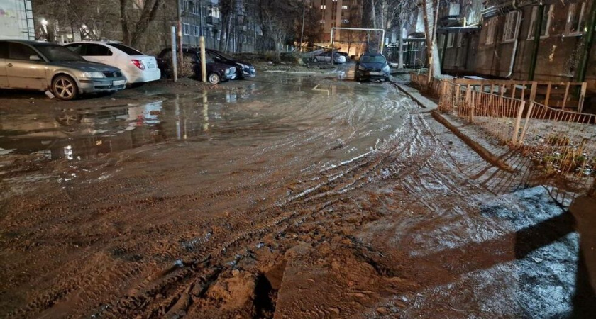 Жители дома в Энгельсе не могут пройти к подъездам из-за грязи после ремонта коллектора