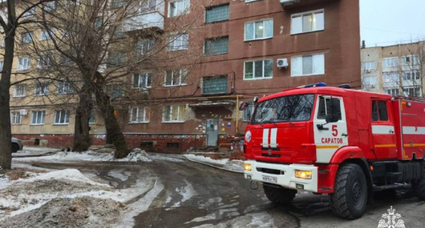 В Саратове из горящей пятиэтажки спасли 20 человек