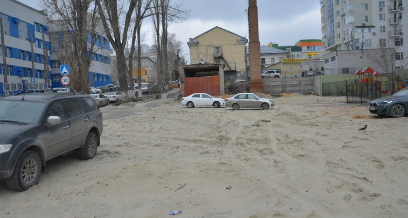 Песок с пустыря на месте снесенного дома засыпал улицу Вольскую в Саратове