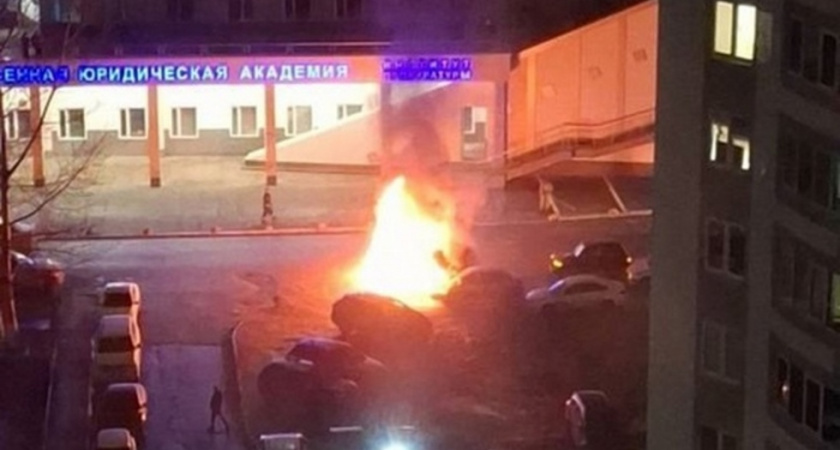 В центре Саратова сгорел BMW X5