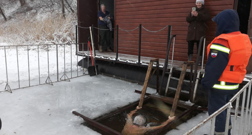 Более 9 тысяч саратовцев приняли участие в крещенских купаниях