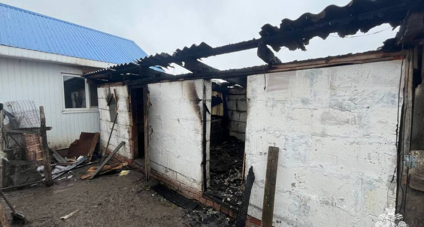 В Татищево сгорел сарай с курами