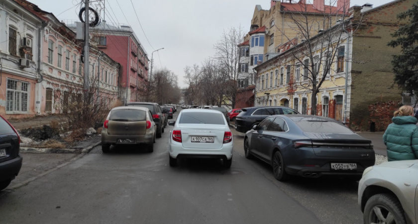 Саратовцы жалуются на хаотичную парковку у правительственных зданий