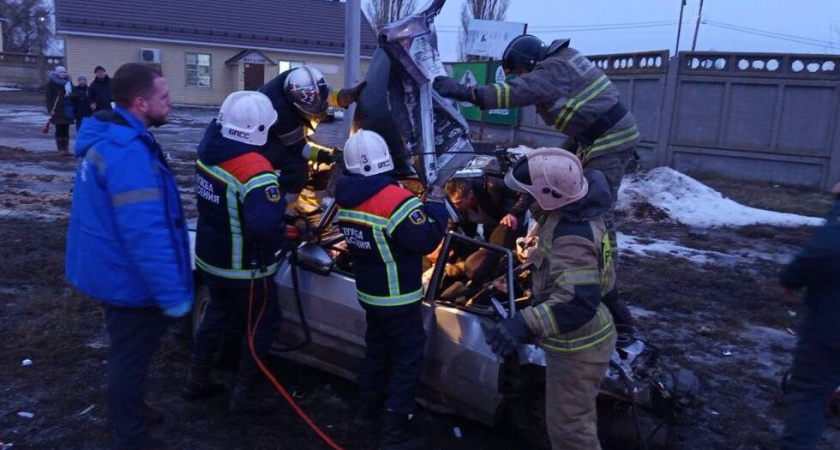 В Балаковском районе автобус ПАЗ столкнулся с легковушкой: пострадал молодой водитель