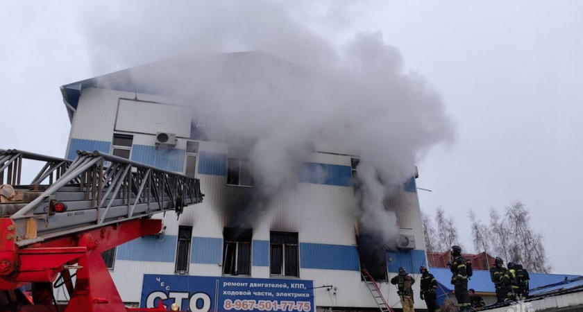 В Саратове загорелось двухэтажное здание СТО