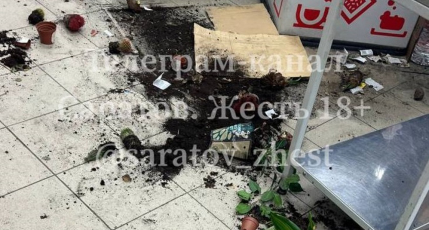 В саратовском "Магните" подрались двое мужчин и устроили погром