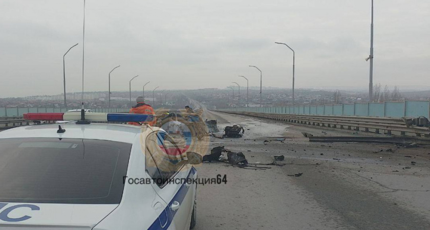 Mercedes врезался в отбойник и сгорел на Гусельском мосту