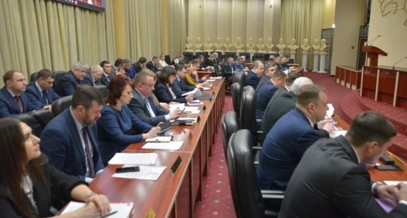 В Саратовской области сократили число чиновников, но расходы на их содержание почти не изменились