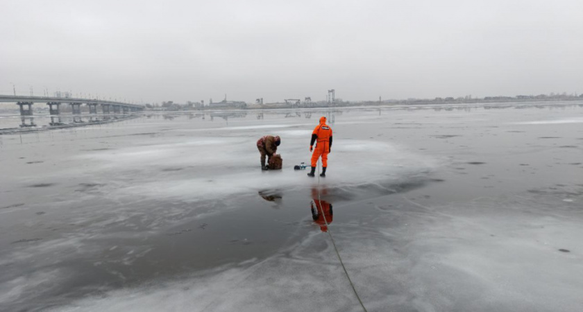 Рыбака сняли с тонкого льда на Волге и передали полиции