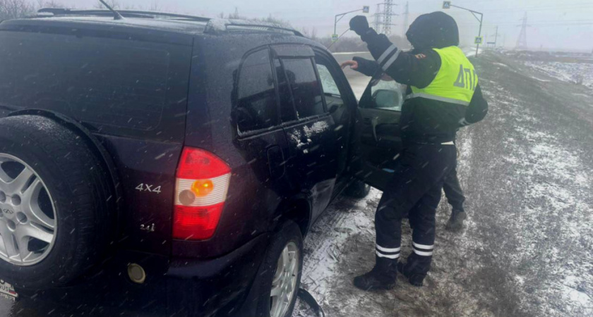 Водитель в метель заблокировал себя в машине на трассе в Саратовской области