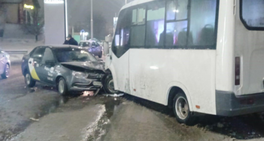 Пострадавших в ДТП с маршруткой в Саратове доставили в больницу