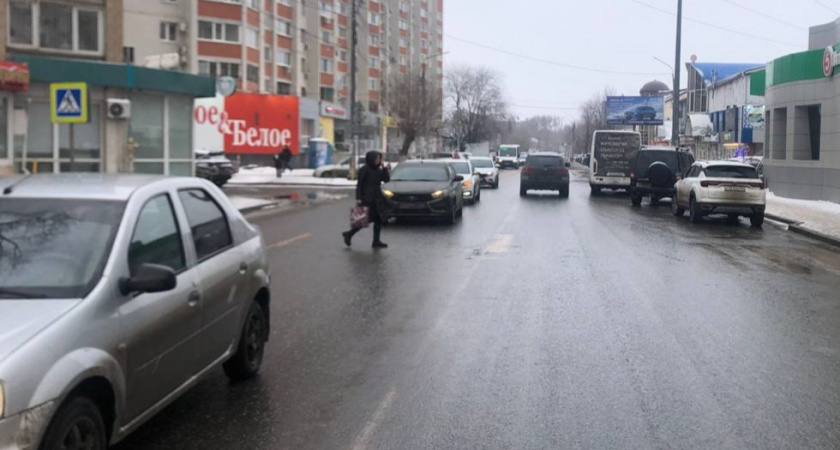 В Энгельсе маршрутка сбила женщину на пешеходном переходе