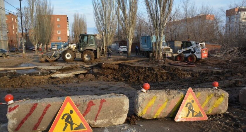 В Энгельсе устраняют аварию на канализационном коллекторе