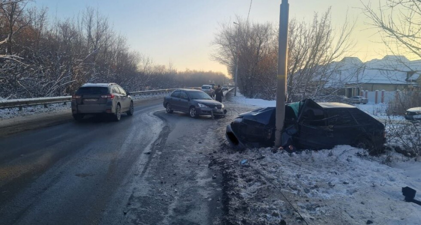 В Саратове водитель ВАЗа пострадал после столкновения с Mitsubishi