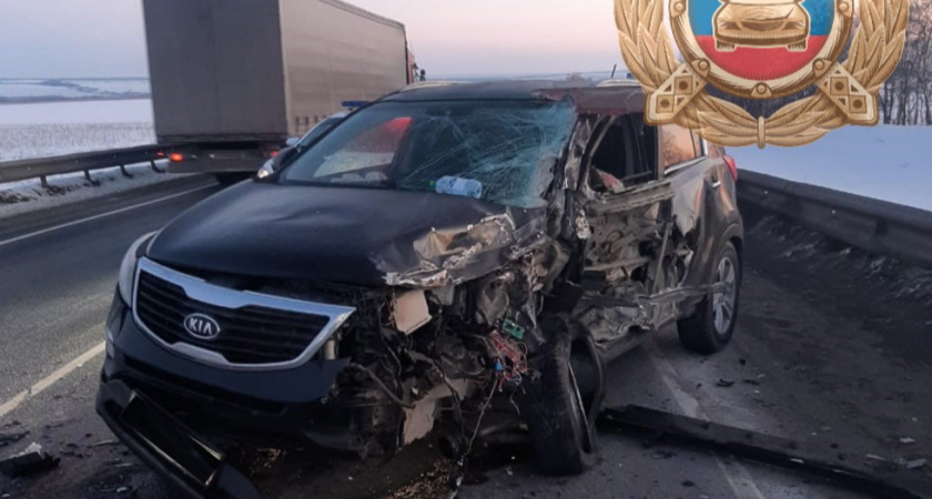 В ДТП с фурой под Хвалынском пострадал водитель Kia