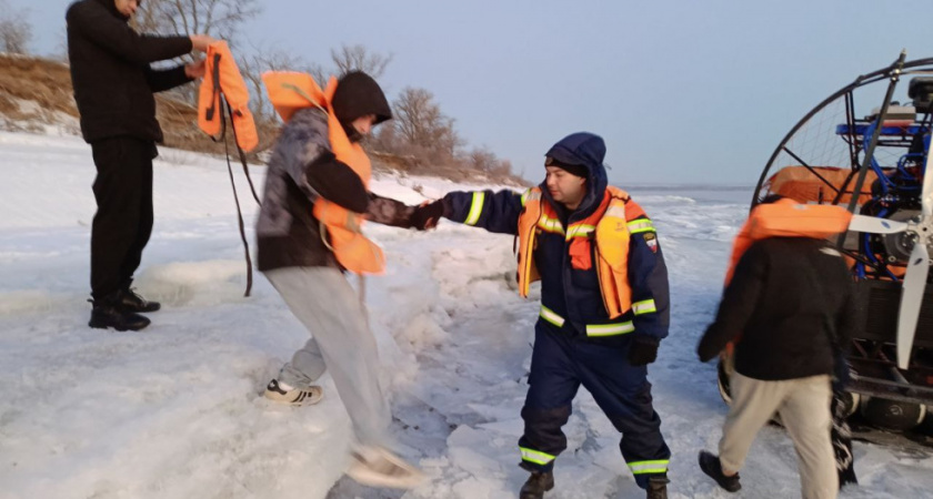 Спасатели сняли с острова трех заблудившихся подростков