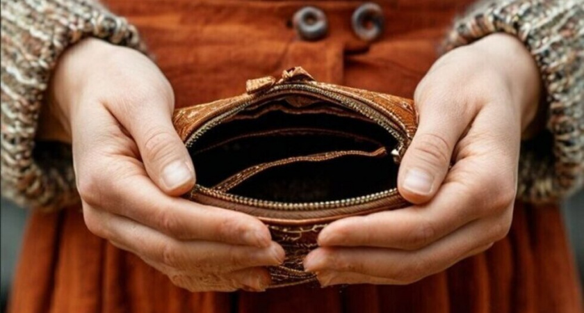 Сиделка украла у 88-летнего пенсионера 290 тысяч рублей