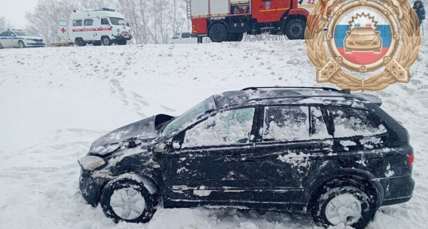 Три человека пострадали при опрокидывании иномарки под Саратовом