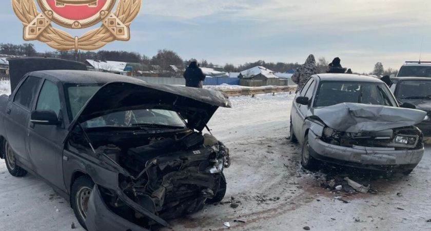 Два водителя пострадали при столкновении легковушек в Красноармейском районе