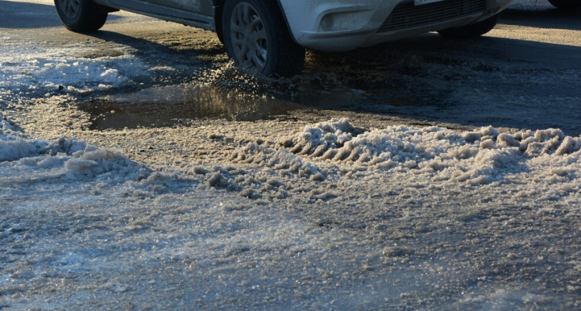 В Саратове женщина пострадала от схода снега с крыши