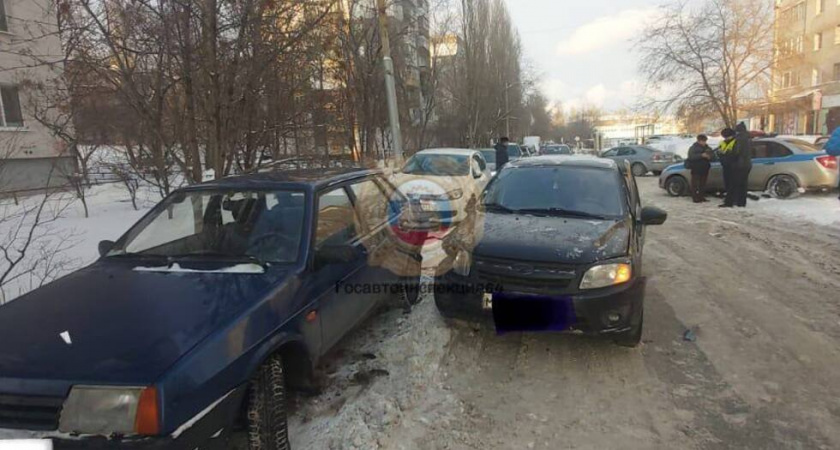 Четыре машины столкнулись в Саратове, пострадала женщина