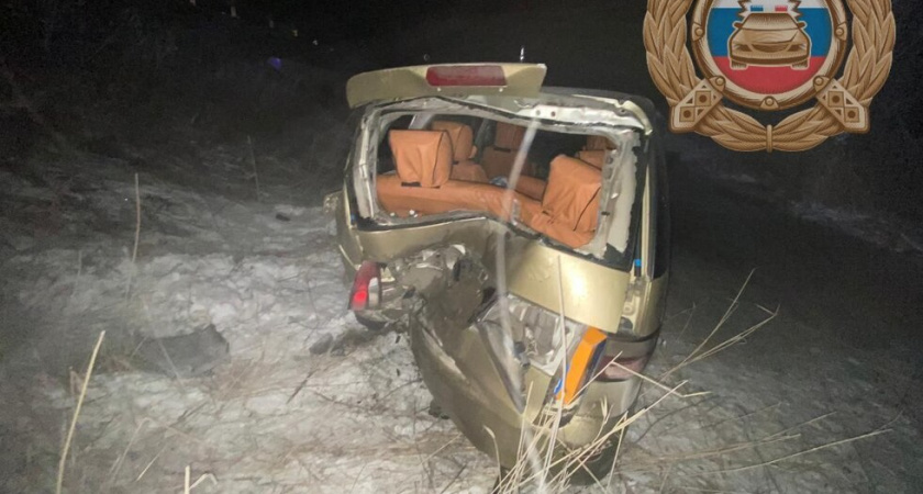 Toyota врезалась в столб под Ершовом: трое пострадавших