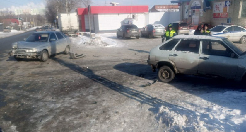 В Саратове при столкновении двух ВАЗов пострадал водитель