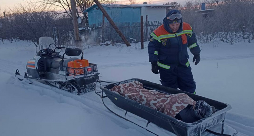 В Саратове спасли провалившегося под лед мужчину