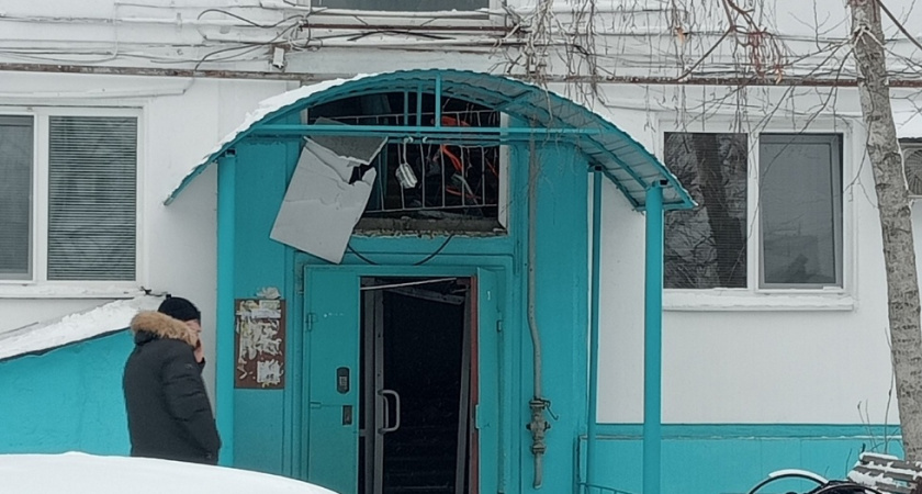 В Балаково эвакуируют жильцов многоэтажки после хлопка в подъезде