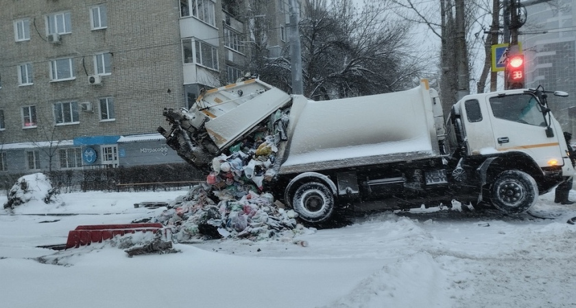 В центре Саратова мусоровоз провалился в яму и рассыпал отходы