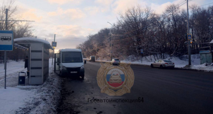 Полиция ищет свидетелей наезда маршрутки на женщину в Саратове
