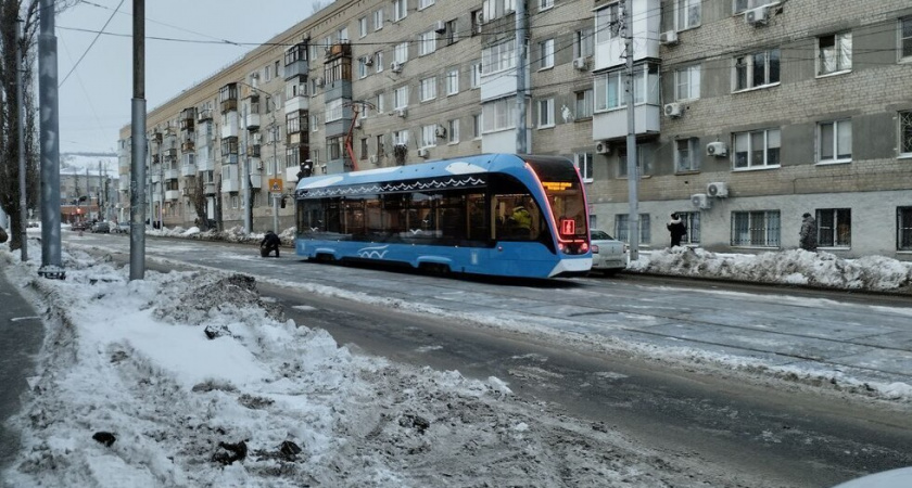 Новый трамвай "Львенок" застрял в пробках во время тестового проезда в Саратове