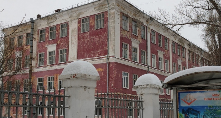 В Саратове разрушается историческое здание школы №83