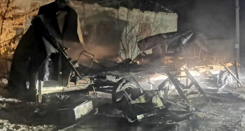 При пожаре на ферме в Балаковском районе погибли два человека