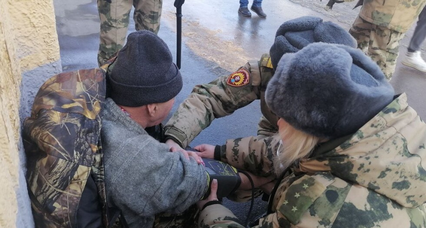 Росгвардейцы спасли пожилого мужчину с гипертоническим кризом в Саратове