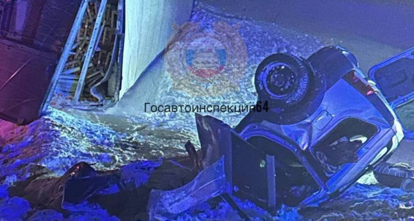 В массовом ДТП под Саратовом погиб водитель "Лады"