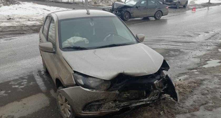 В Саратове при столкновении Mercedes и Lada пострадал пенсионер