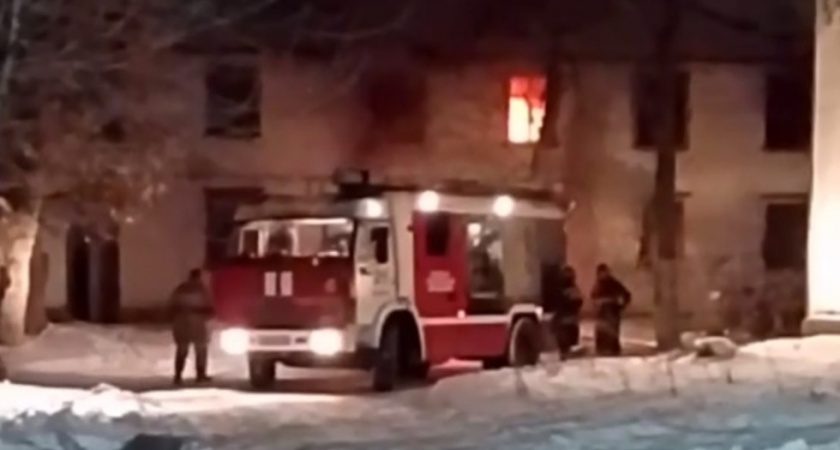 В Балаково снова загорелся расселенный дом на улице Розы Люксембург