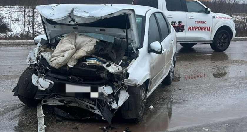 Семь человек пострадали в столкновении "Лады" и Nissan под Марксом